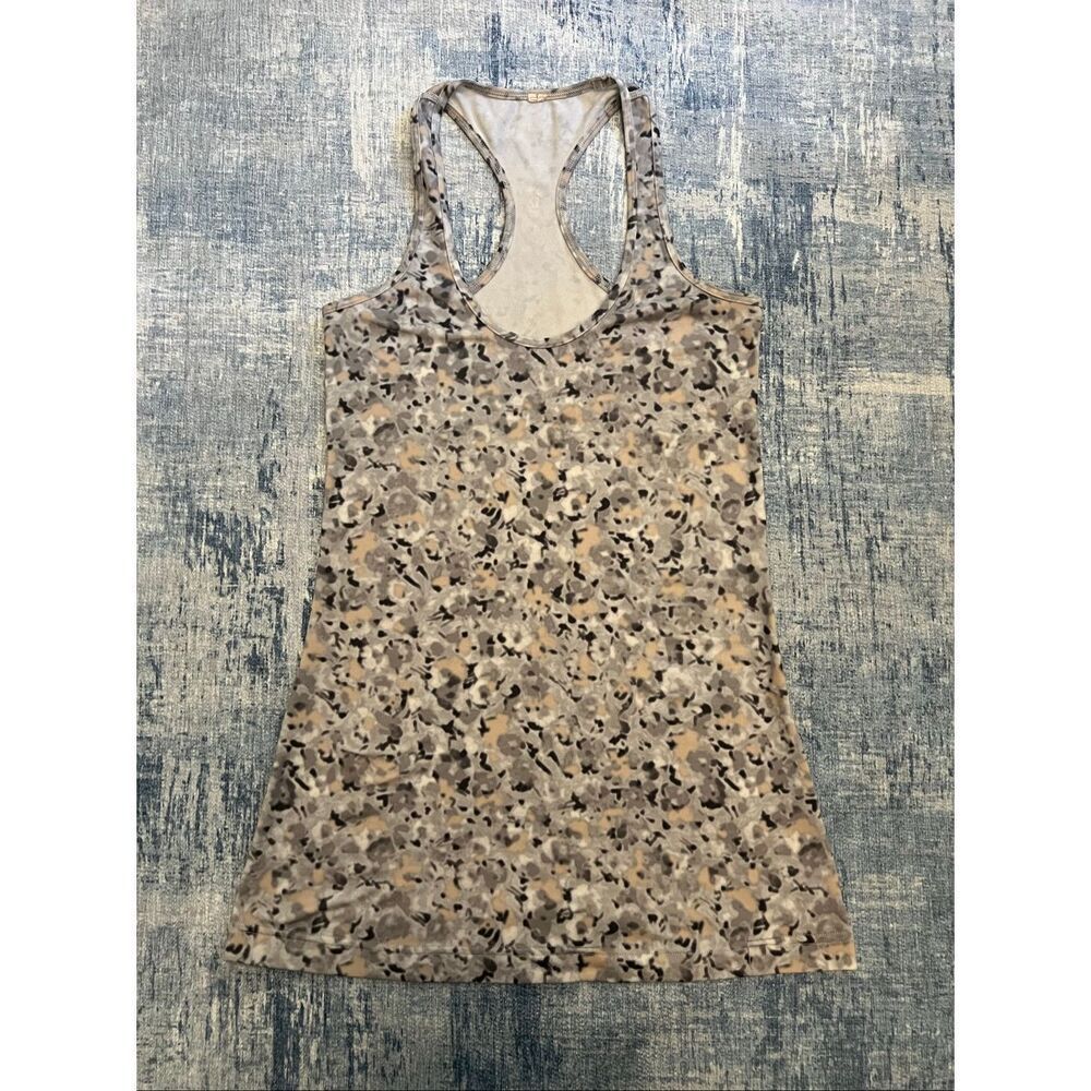 Lululemon Gray White Tan Cool Racerback Not So Petite Fleur Silver Spoon Size 6
